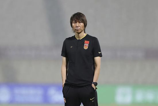 我回到家，简单地排演一番，以满足我对自己能否扮演一个意大利人的好奇心我化了妆，在脸颊两侧贴了几张克里内克斯纸巾，使两颊下垂，显得苍老。